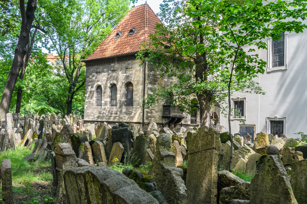 Old Jewish Cemetery Prague twisht