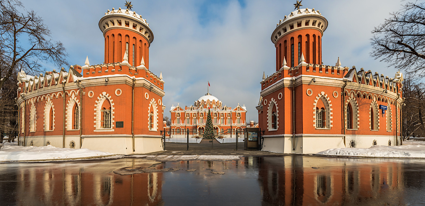 петровский замок в москве фото